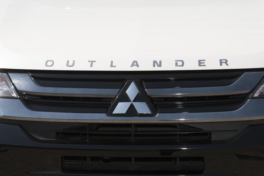 Логотип Mitsubishi Outlander GT PHEV Exterior Package 2017 года  (NA) (фото 5 из 15)